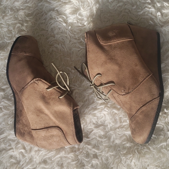 Forever Patricia Lace Up Taupe Wedge Boot 7 1/2 NWOB - Picture 4 of 9